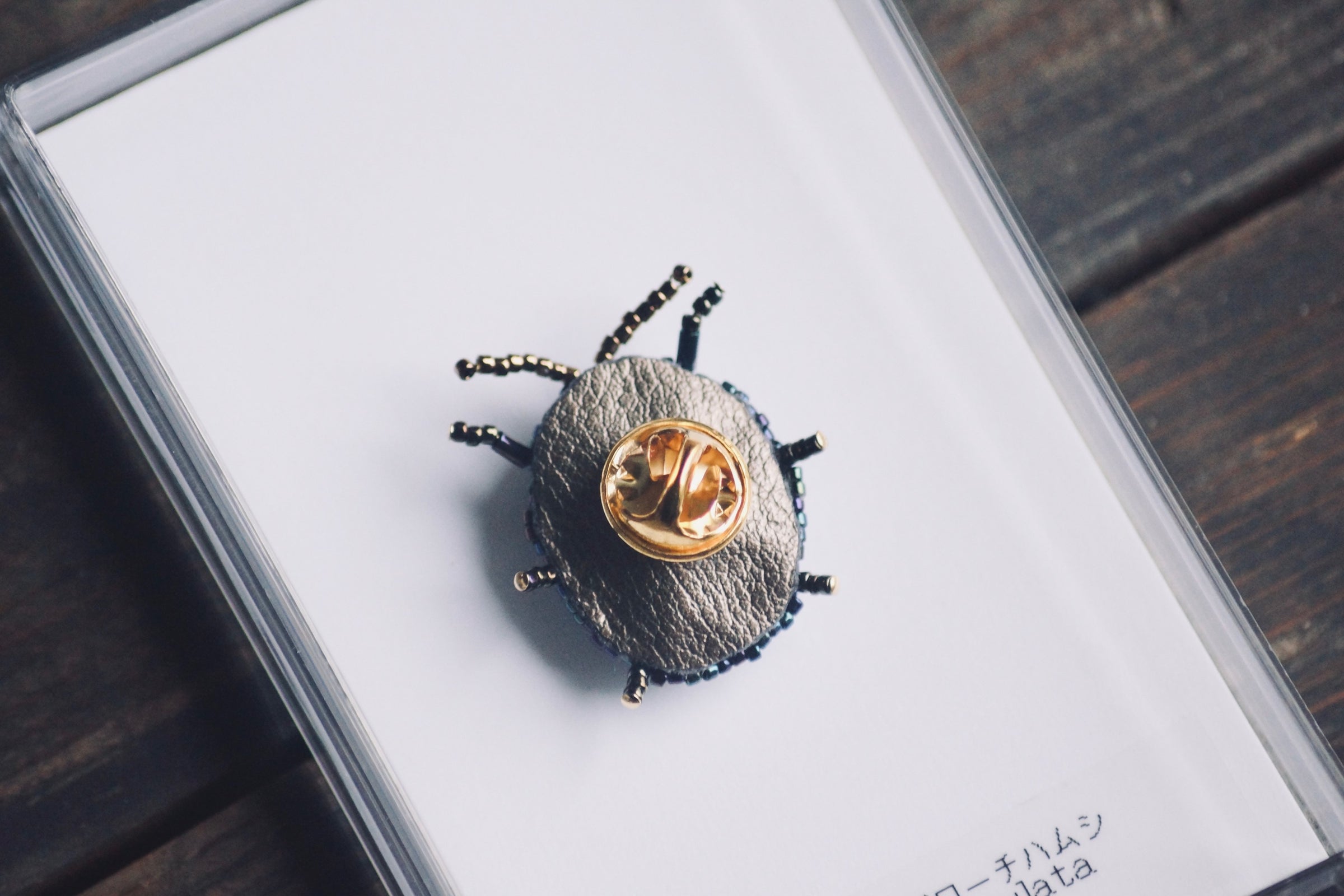 ビーズ昆虫ブローチ ムラサキアミメブローチハムシ【ctm.insects