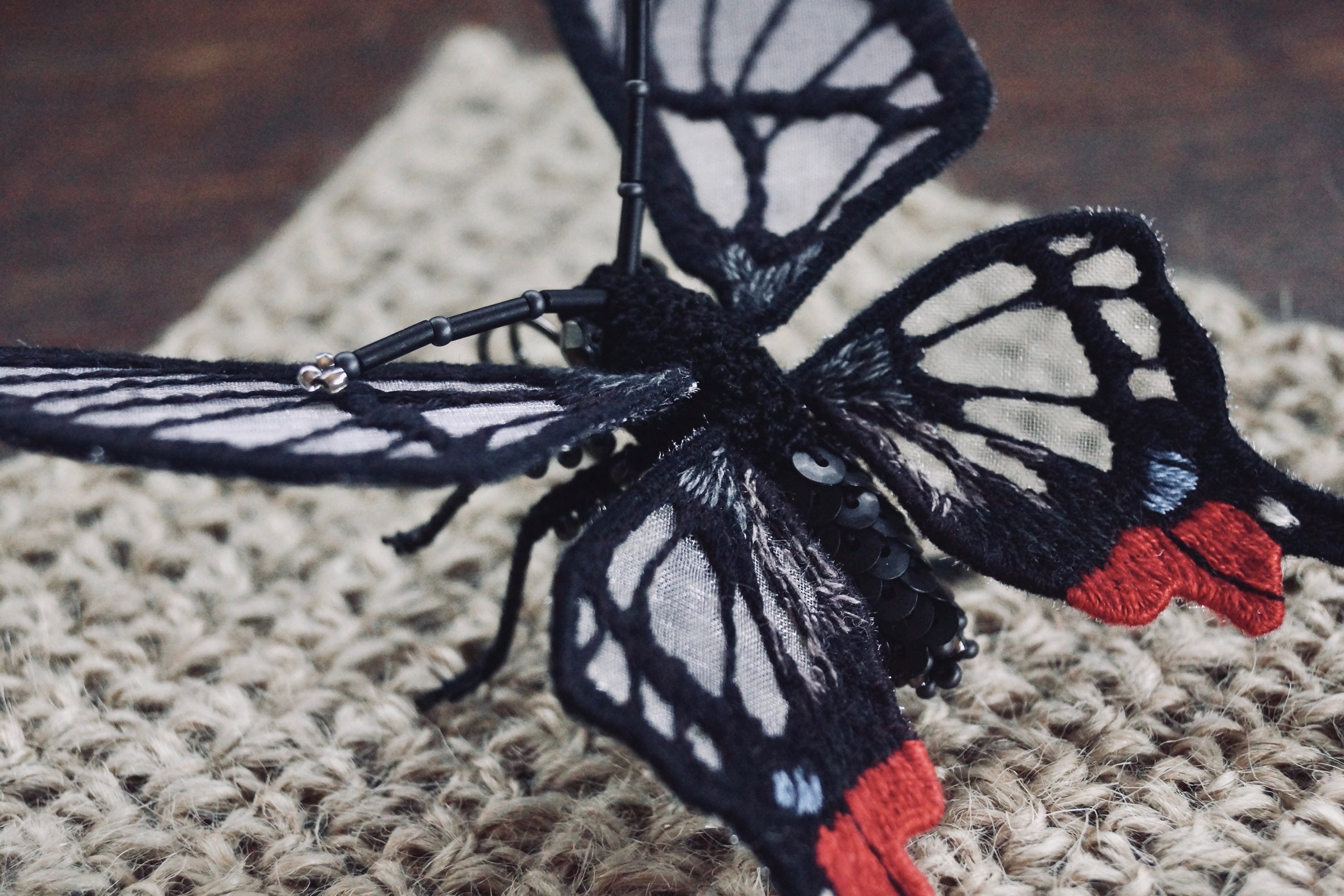 かぎ針編み昆虫ブローチ “スカシツバメシジミタテハ”【co-mari